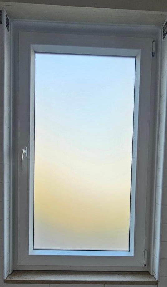 Fenêtre PVC opaque installée à Bruxelles pour salle d'eau ou espace privé