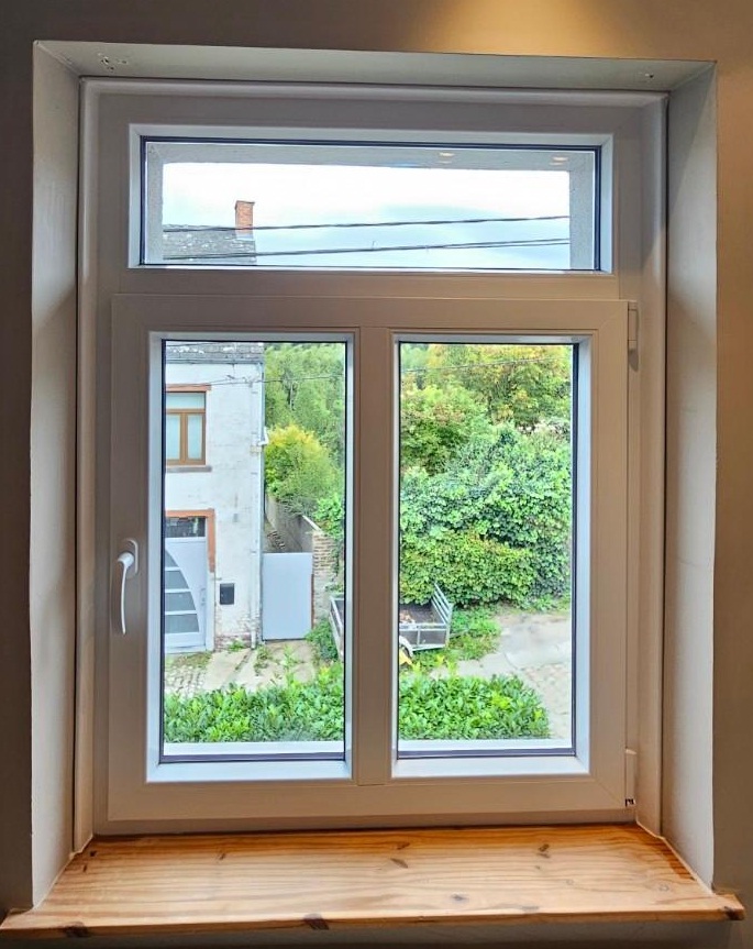 Fenêtre PVC blanche à Bruxelles avec imposte et finition intérieure soignée