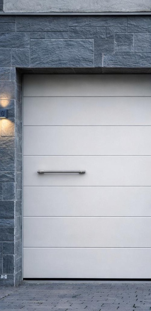 Porte de garage moderne blanche à Bruxelles avec design minimaliste