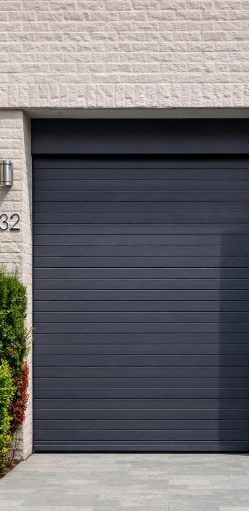 Porte de garage grise anthracite à Bruxelles design contemporain et moderne